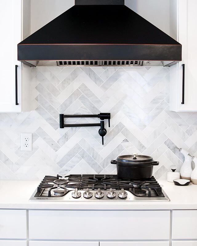 When we were designing our house I was determined to put a herringbone pattern in somewhere, it ended up being out kitchen backsplash and I&rsquo;m in love❤️With having to social distance I haven&rsquo;t been able to photograph many houses lately so 