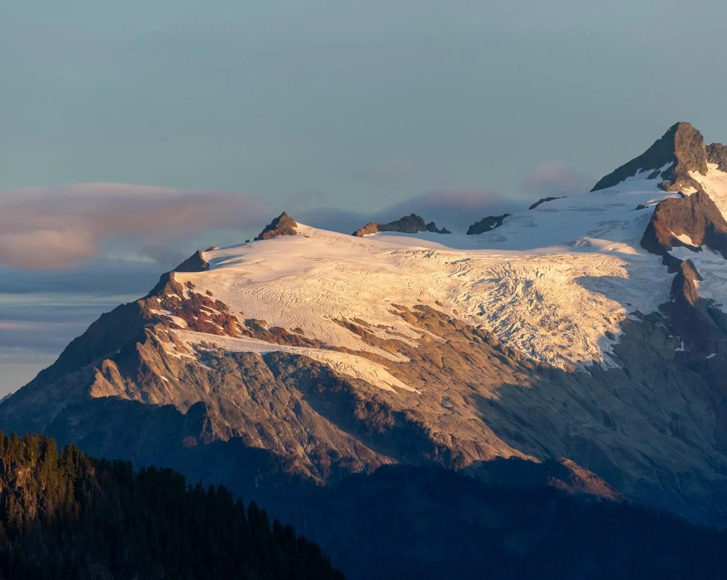 On the third day of glaciers the Cascades gave to me&hellip;the Sulphide Glacier hanging above a waterfall flowing freely!
&bull;
The 8th largest non-volcanic glacier in the Cascades is directly adjacent to yesterday&rsquo;s Crystal on the south slop