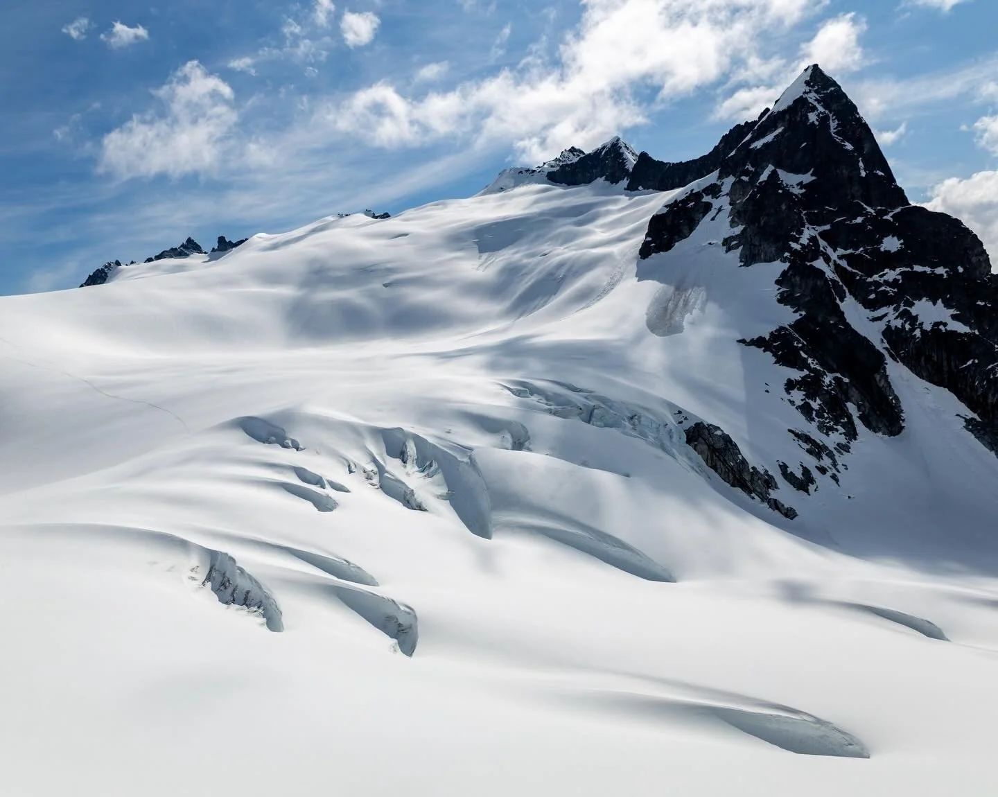On the 6th day of glaciers the Cascades gave to me&hellip;the Neve Glacier on Snowfield so shiny.
&bull;
I think Neve Glacier may have been the glacier that originally motivated my interest in glaciers in the North Cascades. I remember in elementary 