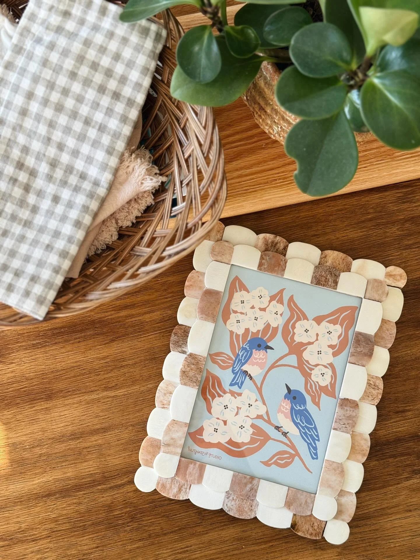 This print + that frame were simply made for each other 🫶🏼

Today has all the vibes of a beautiful spring day (minus the wind lol) so wanted to share with you a little bit more about these two beauties from this year&rsquo;s Spring Box! 

☝🏼 First