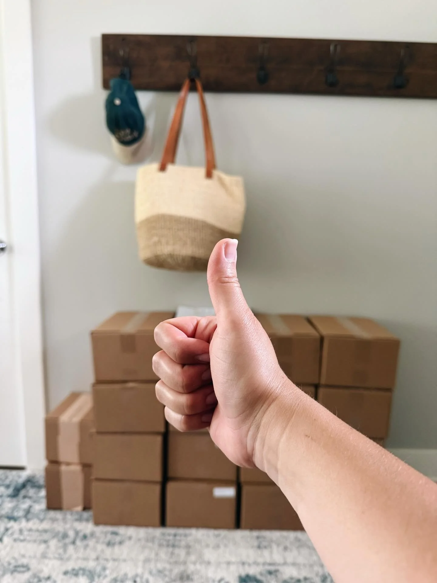 Summer Boxes have shipped! 🌊🤍📦

It&rsquo;s always a good day when you beat both the mail lady AND the recycling truck on packing day 💪🏽 Never mind me sweating profusely because it&rsquo;s only the most hot and humid day of the year so far and me