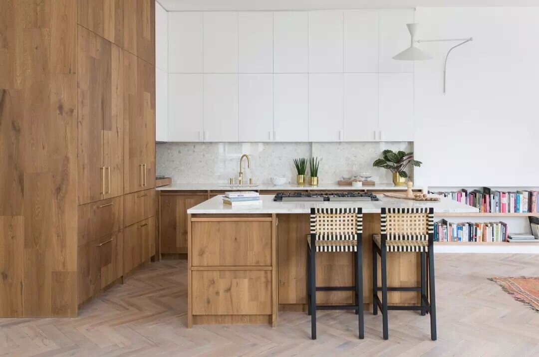 This beautiful kitchen design features a contrast of rustic European oak joinery with honed white terrazzo, and aged brass cabinet handles to create the perfectly balanced space for our jeweller client. 🙌

Kitchen: @blakesldn
Handles: @beardmorecoll