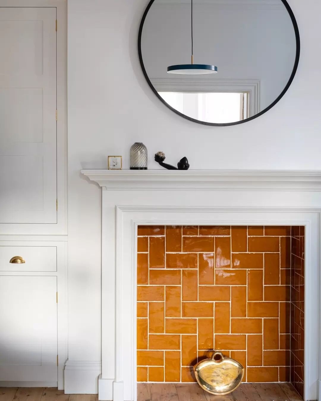 We opted for a custom pattern of these pellezzano deep mustard toned glazed tiles to inject playfulness and colour into the existing fireplace whilst embracing the traditional details of the space. 😍&nbsp;

Tiles: @claybrookstudio