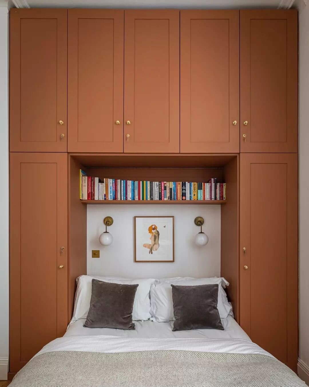 This custom designed wardrobe shows the value of clever storage solutions. We opted for a beautiful terracotta colour for the joinery which compliments the dainty brass accents throughout. 🤩
