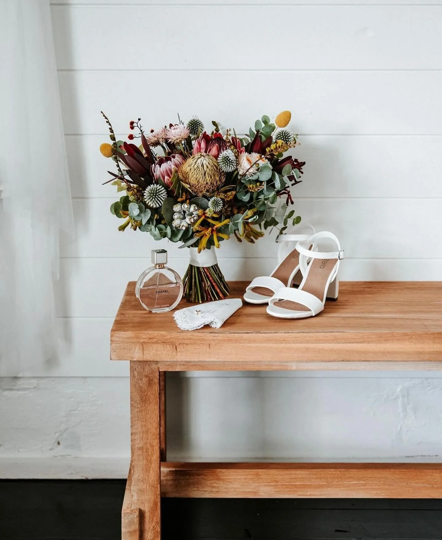 When the new wooden benches in the Diary Cottage @malibraefarm are perfect for styling your bouquets π
Captured by @red_berry_photography 
#malibraefarm #bouquets #bride #weddingphotography #weddingbouquet #nativebouquet #dairycottage