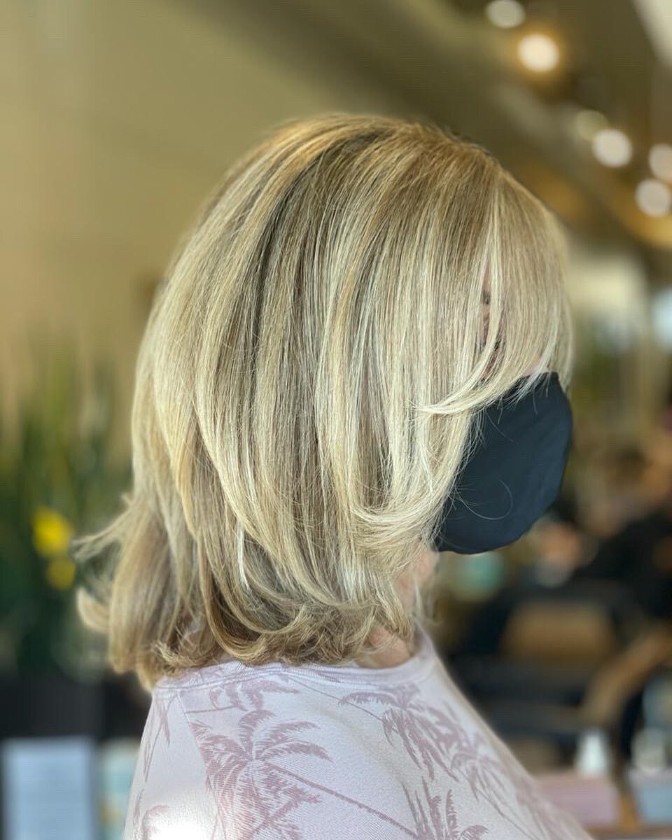 Look at that dimension😍 

@akarisan81 and @ama.stylist got our beautiful client Kerrie all set for some fun in the sun with a full set of highlights! Don&rsquo;t forget to book your appointment to get your hair patio ready😉

#hair #hairstyles #high
