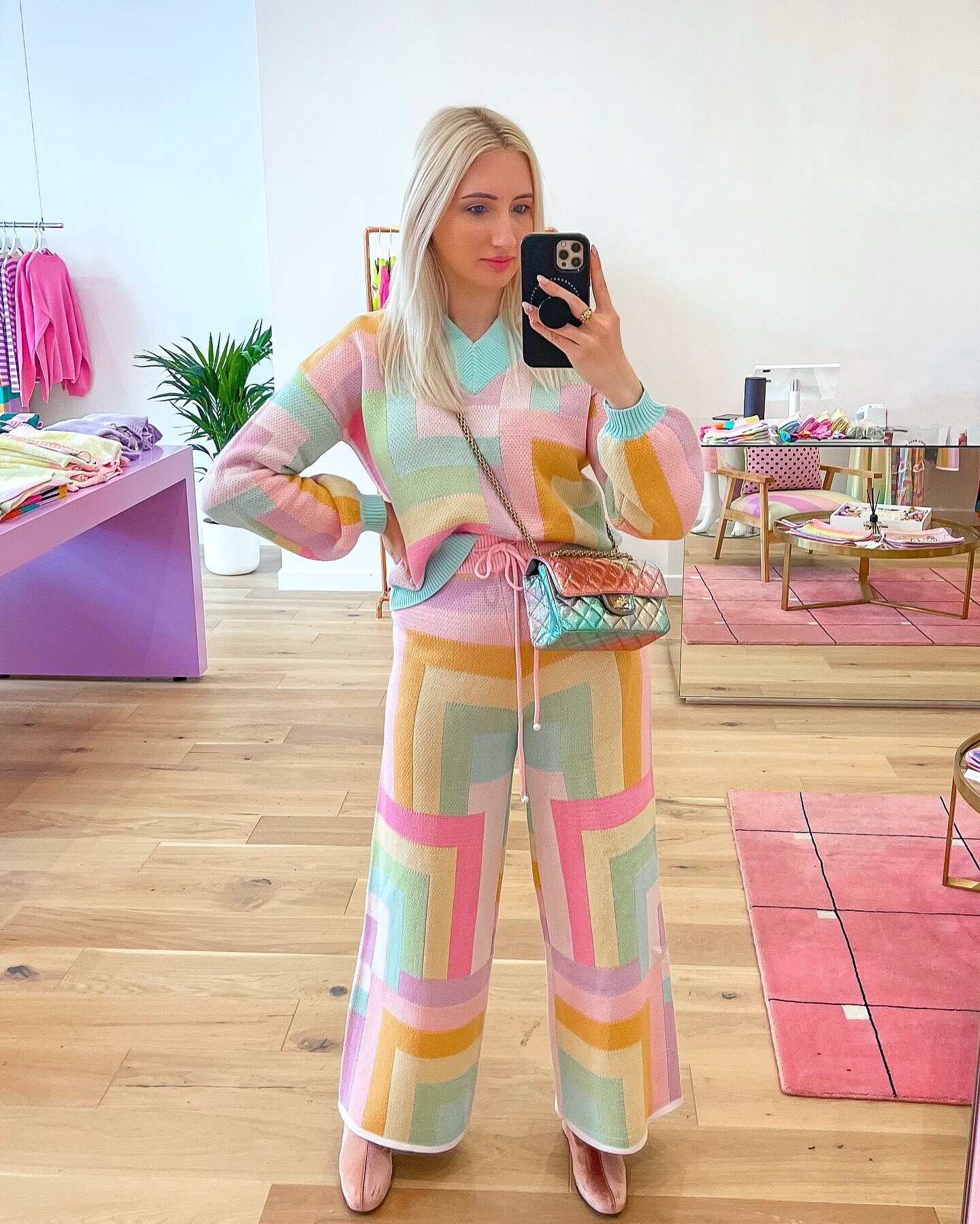 London shopping guide 🛍
.
London has all the shopping you could ever dream of. Here are some of my favorites (numbered by the pics in the post):
.
1/2 @oliviarubin opened the cutest shop filled with my favorite rainbow pieces
.
3-5 @theofficialselfr