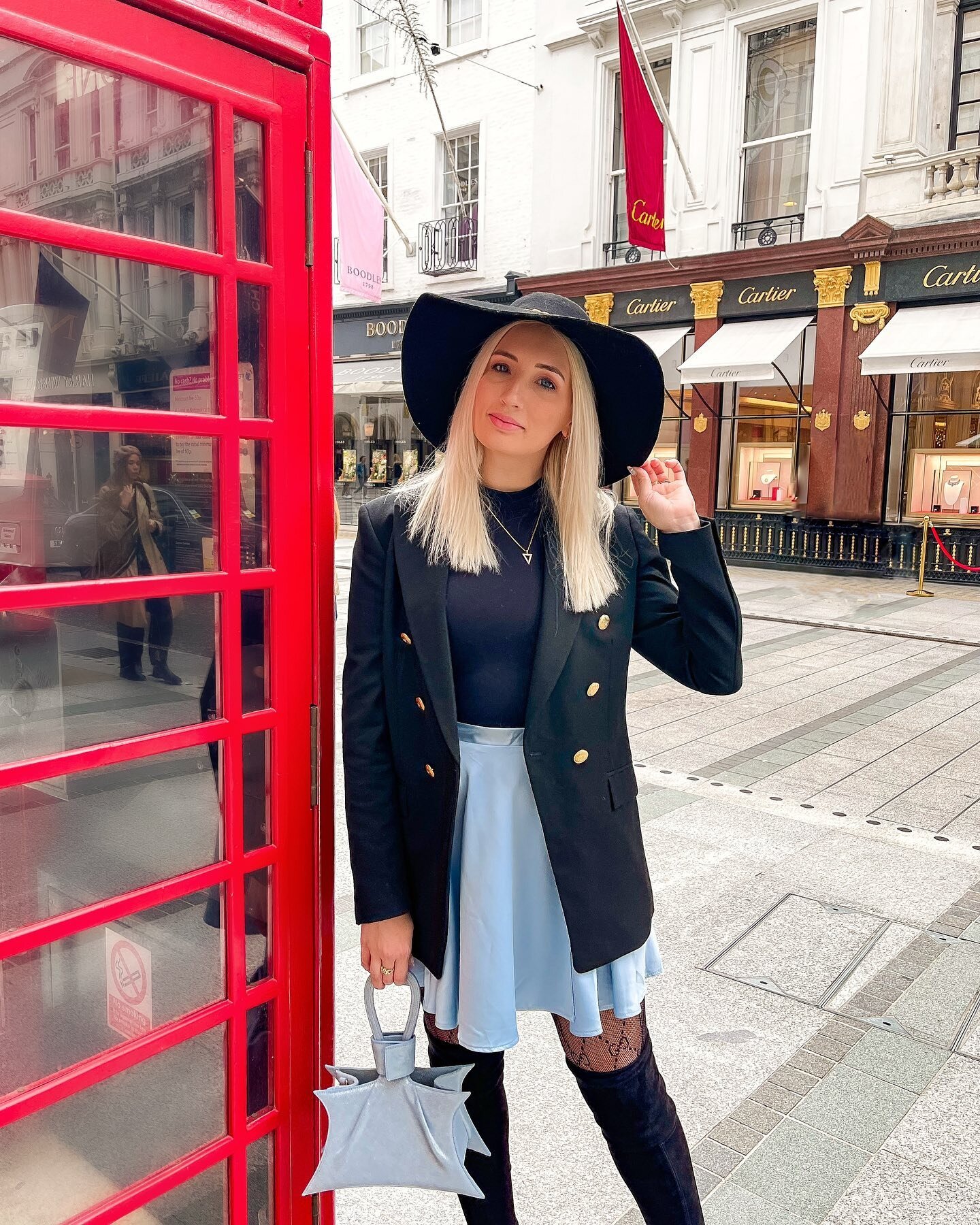 Hey London! It&rsquo;s good to be back even if it&rsquo;s for a short trip to see family 💗
.
Advertisement- wearing my @marie.delaroche Cassiopeia collection bag launching this Friday October 29th 5pm Dubai time through the virtual trunk show I will