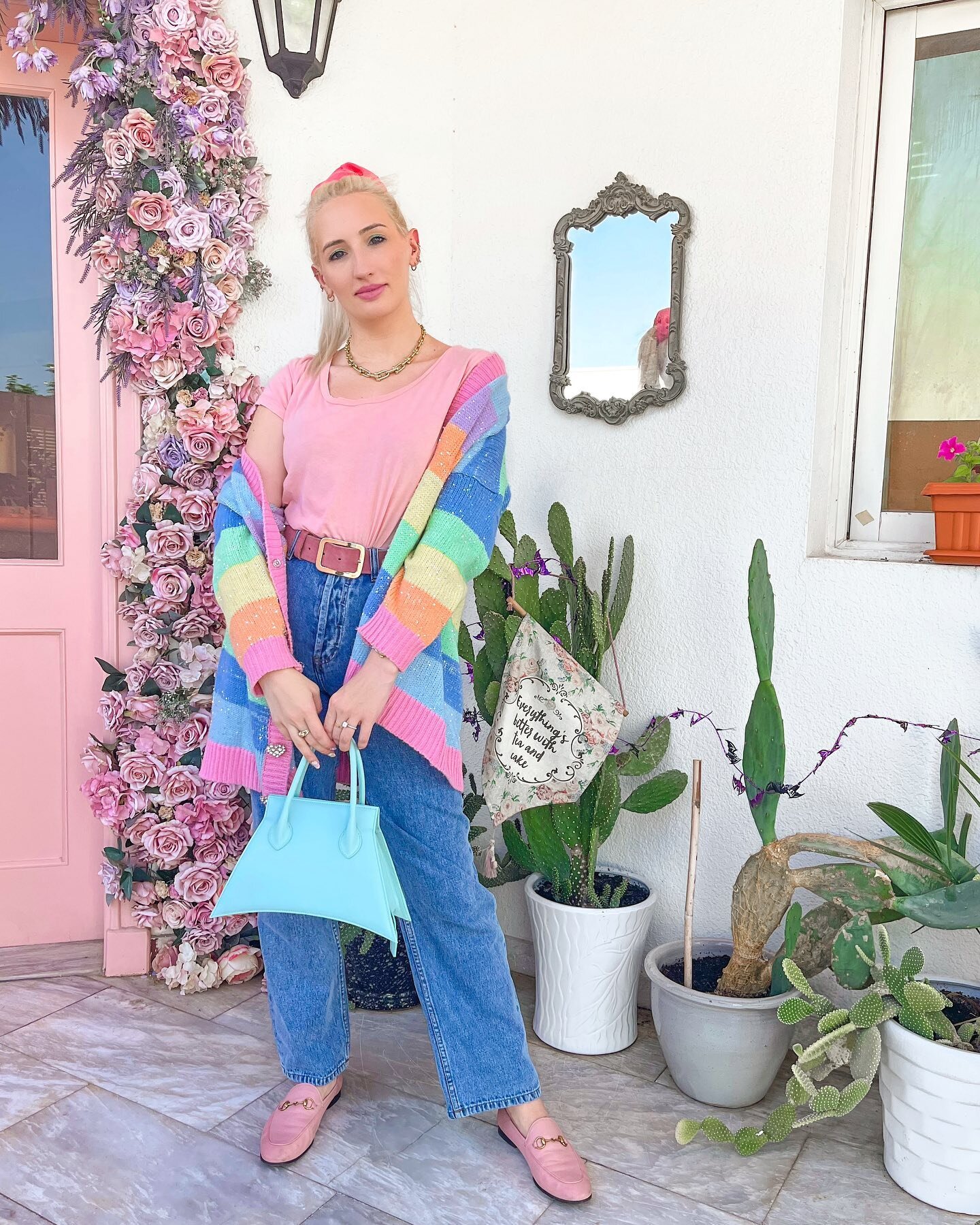 Advertisement | The easiest way to prevent color transfer when wearing your colorful bags in fall is&hellip;&hellip;..a longline cardigan 🎉
.
Groundbreaking I know, but it is really that simple. A longline cardigan keeps a boundary between your jean