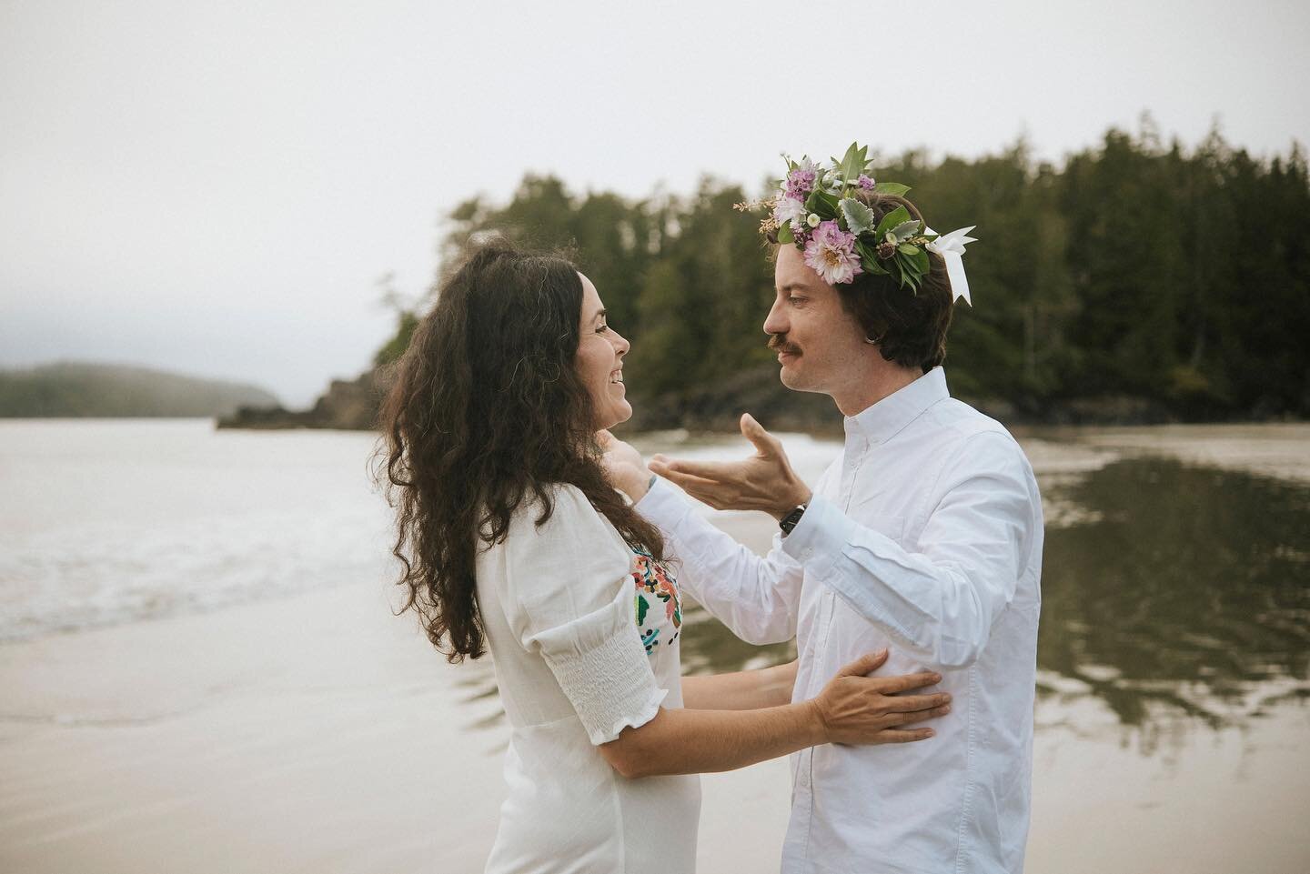It&rsquo;s flower crown season! Wedding, engagement, bachelorette, baby shower ? There are so many great times to wear a flower crown, even on any old  regular day, because hey, who doesn&rsquo;t love flower crowns !?
Photo credit to the talented: @w