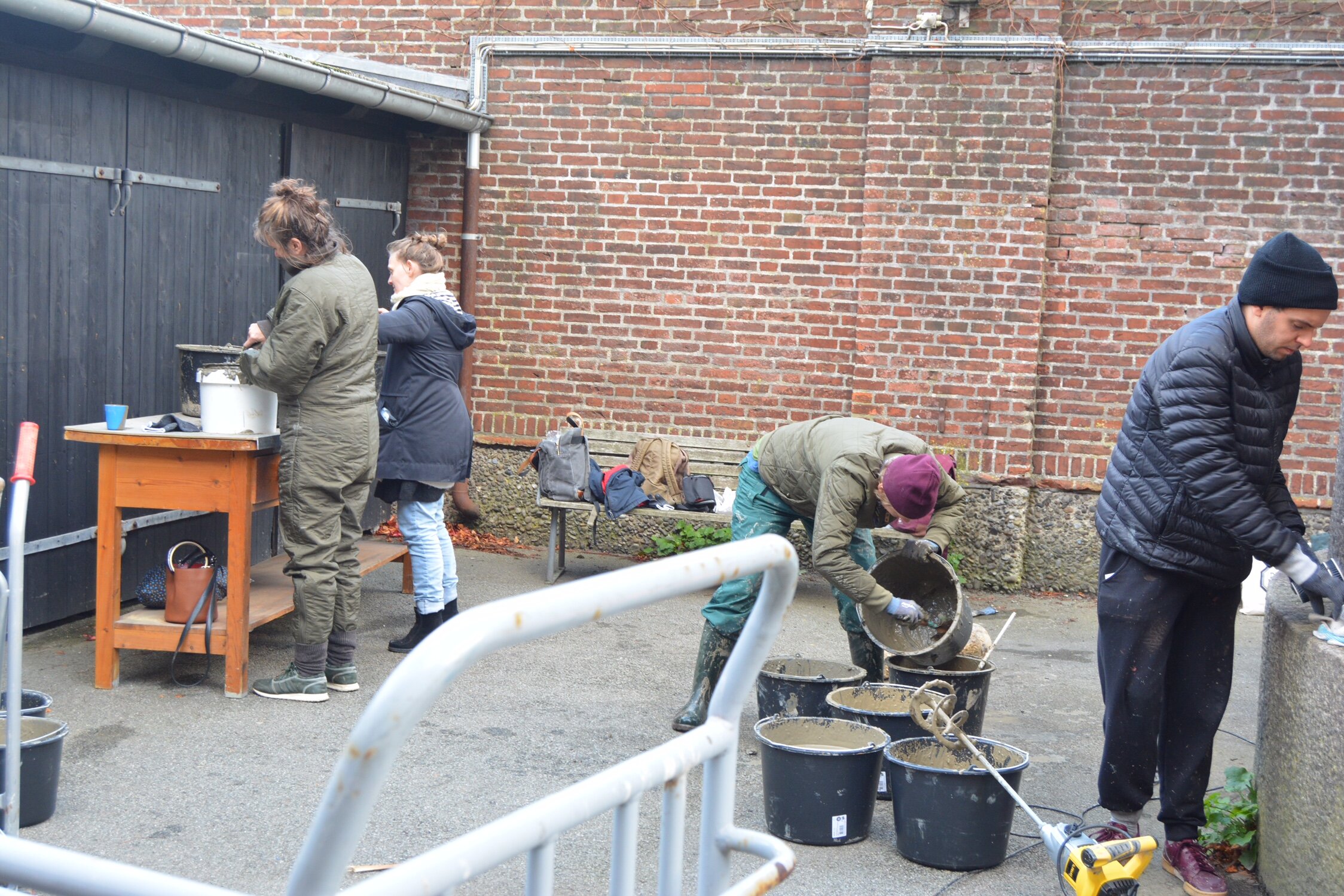 Leret vaskes og sies. Tak til alle de frivillige ler-ekspert hjælpere!