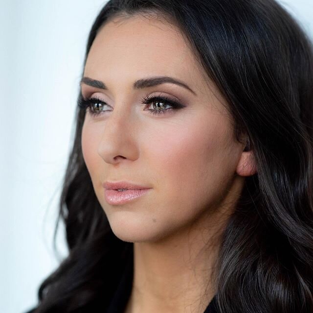 Light, bright makeup and big beachy waves for this beautiful woman by me at the @luxportrait studio.
EYES: #naked @urbandecaycosmetics
LINER: @amaterasubeauty
BROWS: #dipbrow @anastasiabeverlyhills
FACE: #HDfoundation @makeupforeverofficial @makeupfo