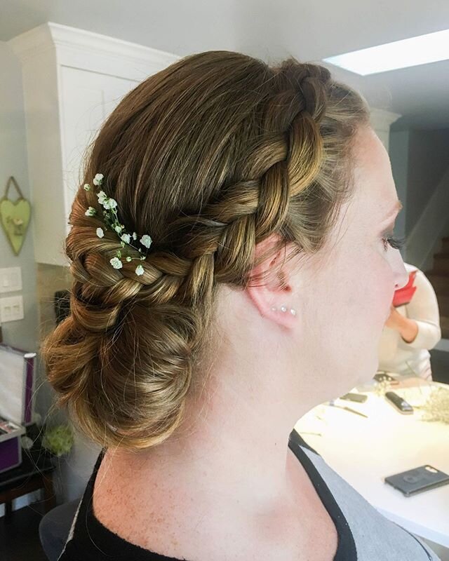 Beautiful braided updo for this bridesmaid by 🙋🏻&zwj;♀️!