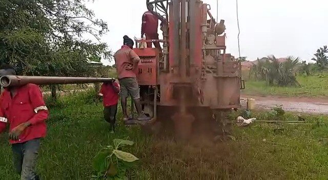 Die Regenzeit in Uganda macht die Stra&szlig;en rutschig. Und f&uuml;r unser Bohrteam war es nicht so einfach, zur ausgew&auml;hlten Bohrstelle zu kommen.
Aber sie haben es geschafft und bohren zur Zeit 2 neue Brunnen
dank gro&szlig;z&uuml;giger Spen