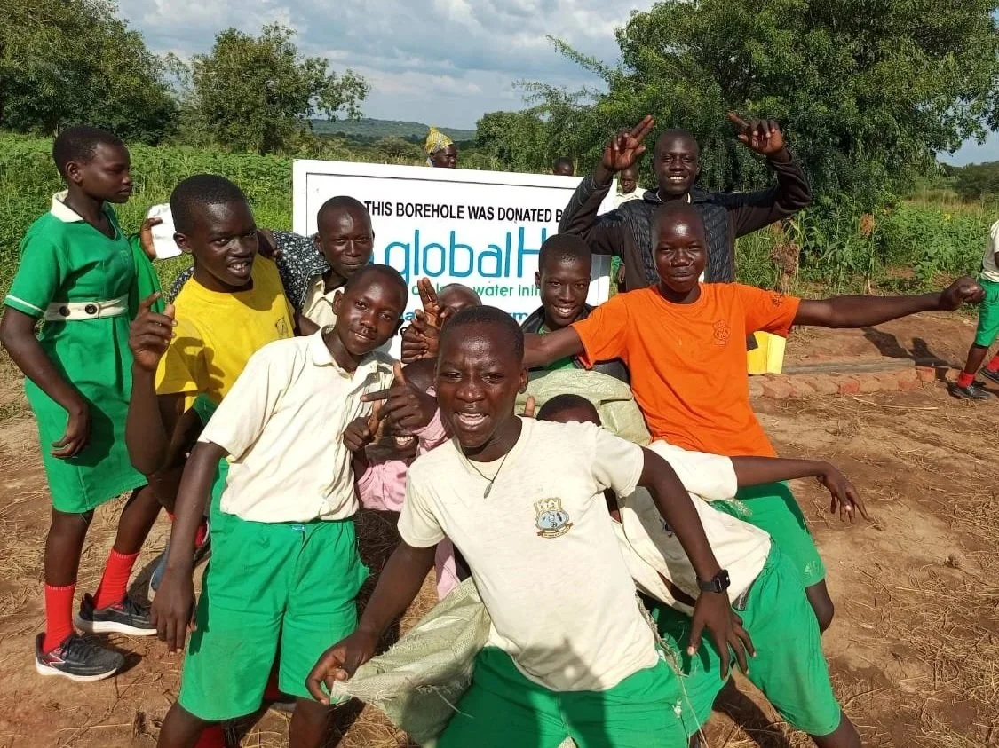 💧🎉 Gerade noch gefeiert und schon wird ein neuer Brunnen für 835 Schüler eingeweiht