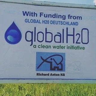 Danke an die #Richard Anton KG 
Als Sponsor unterst&uuml;tzt uns das mittelst&auml;ndige Unternehmen mit Hauptsitz in M&uuml;nchen, seit 13 Jahren beim Bau von Brunnen.
So auch in diesem Jahr. Nach einigen technischen Schwierigkeiten, steht nun endli