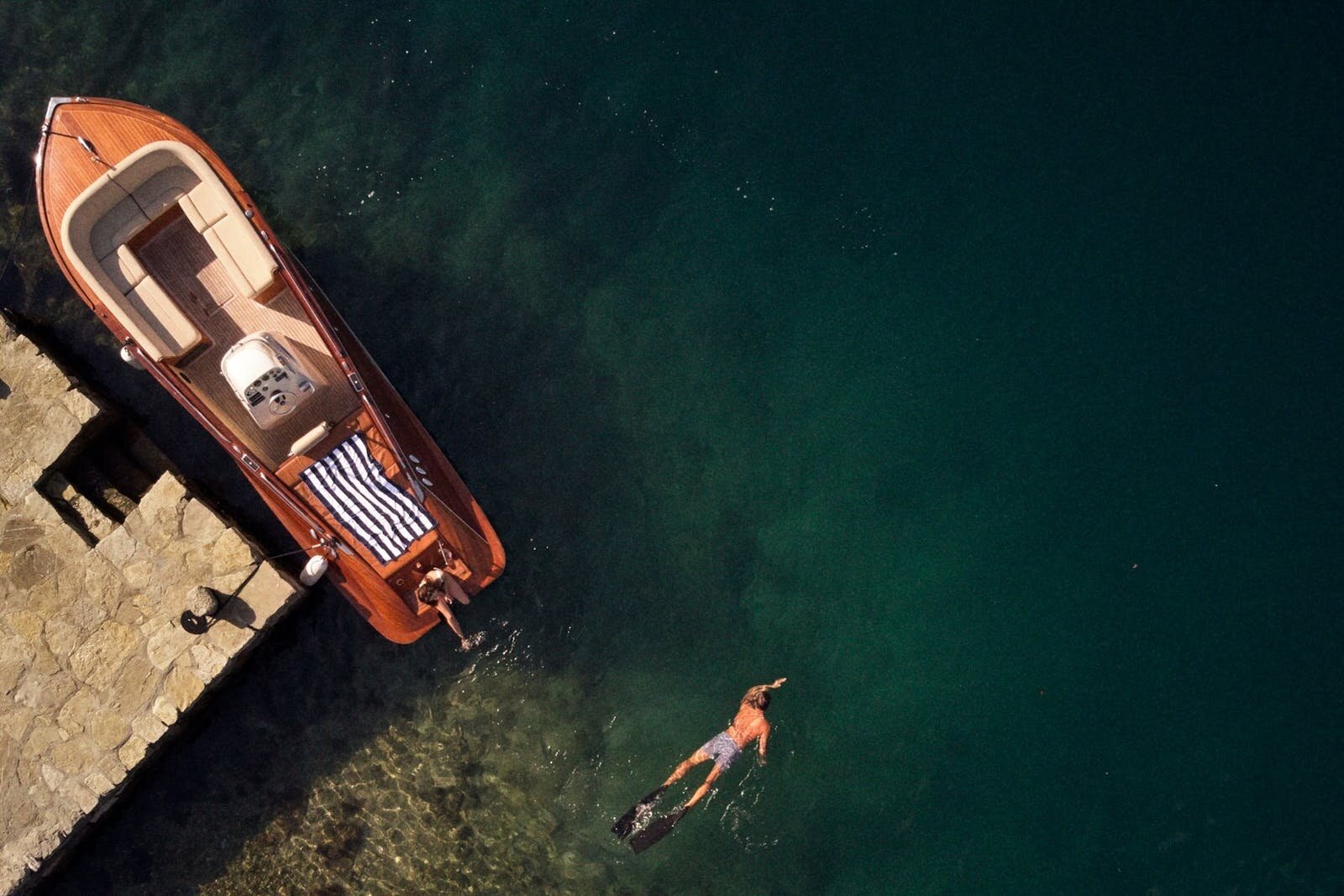 2_oopm_lifestyle_boat_swimming_002.jpg