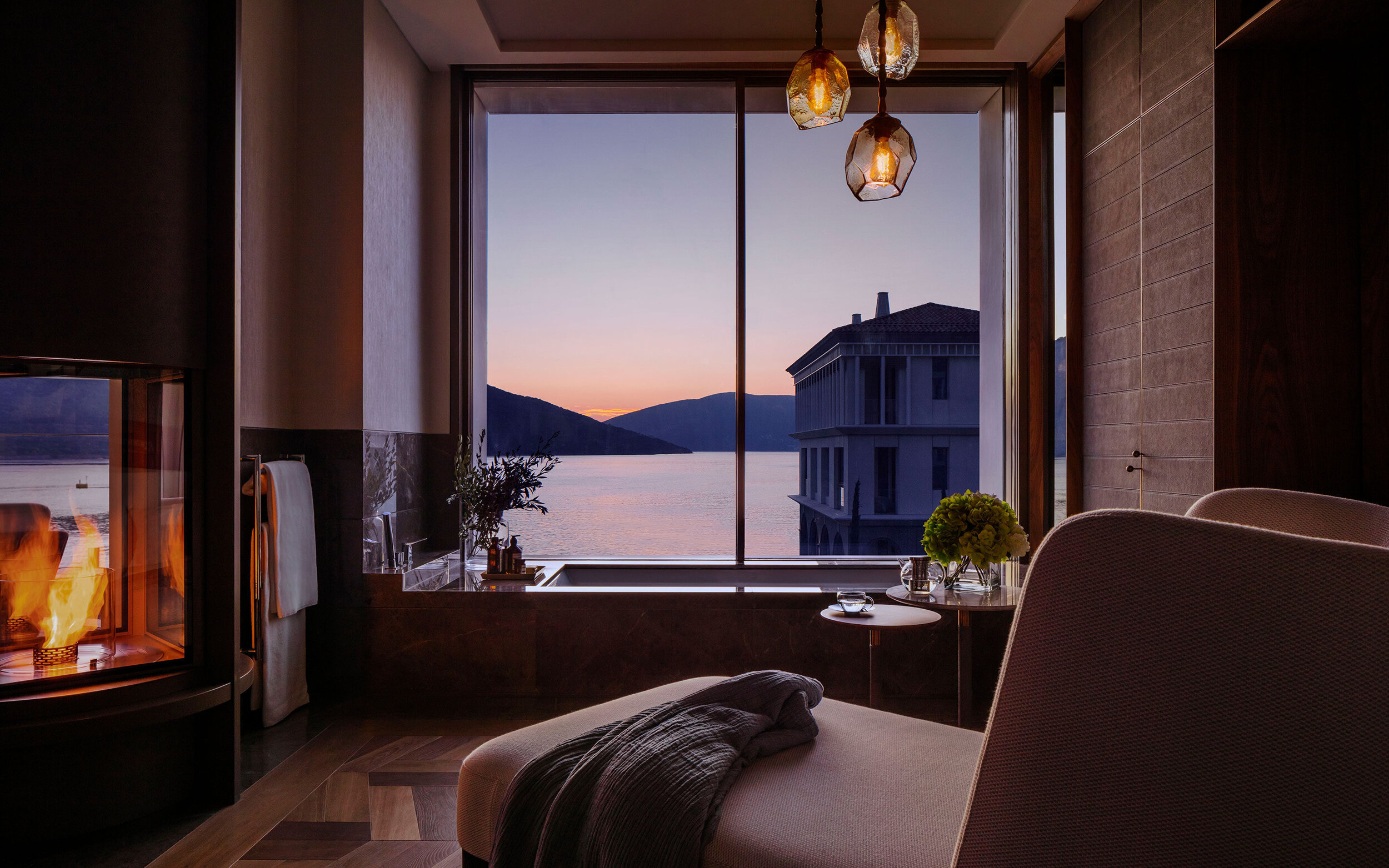 oopm-accomodation-double-room-bath.jpg
