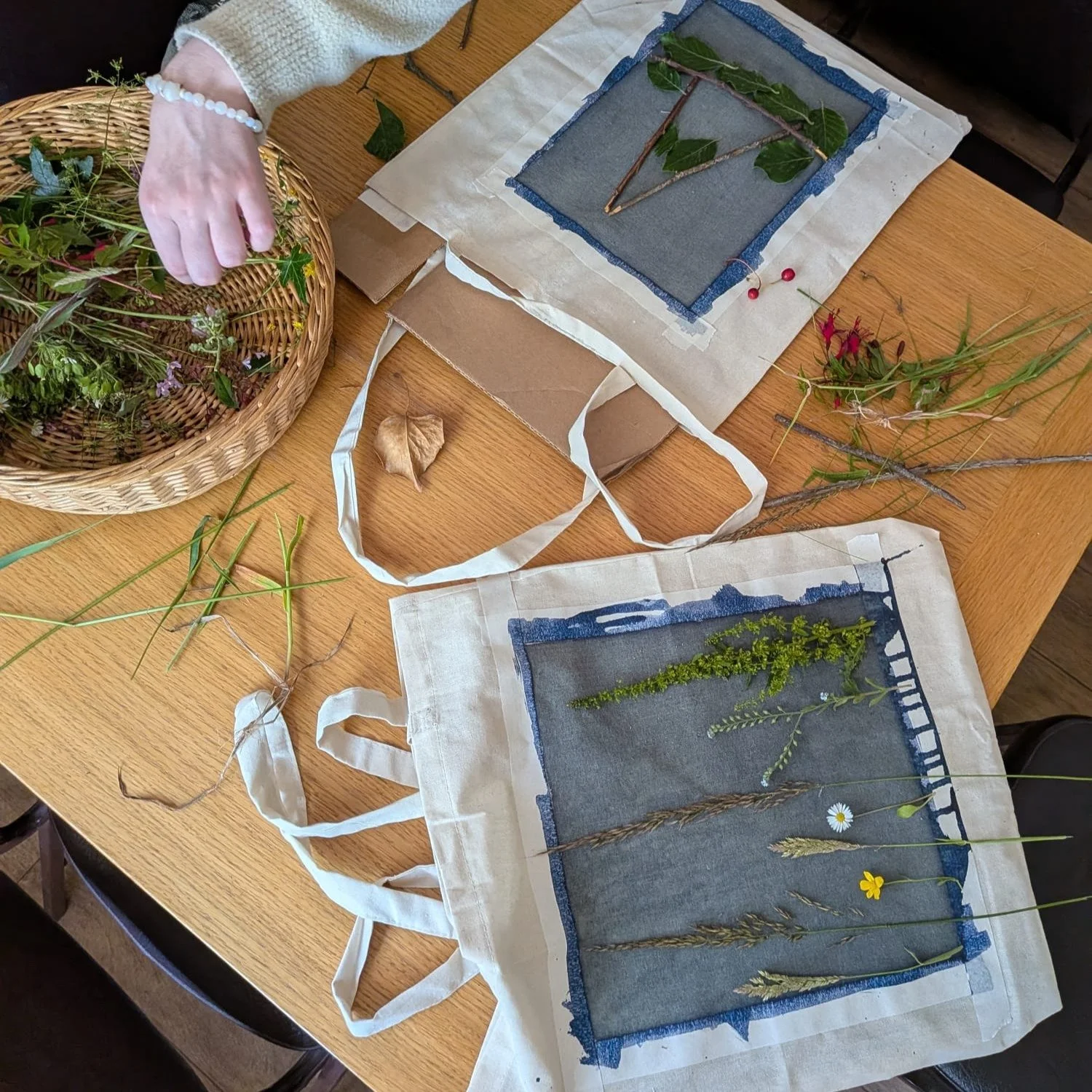 Young people at our Greencore forest school site have been collecting wild flowers and grasses to create these beautiful cyanotype tote bags. 

#forestschool #cyanotype #naturecraft #outdoorlearning #arttherapy
