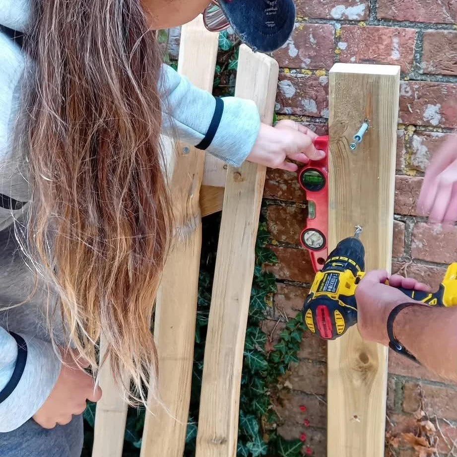 Our newest site ay Normandy Farmhouse is being brought to life. This time, a natural wooden gate is carefully installed by a particularly handy young learner, assisted by her willing mentor... 🪚

#AlternativeProvision #AlternativeEducation #APLearni