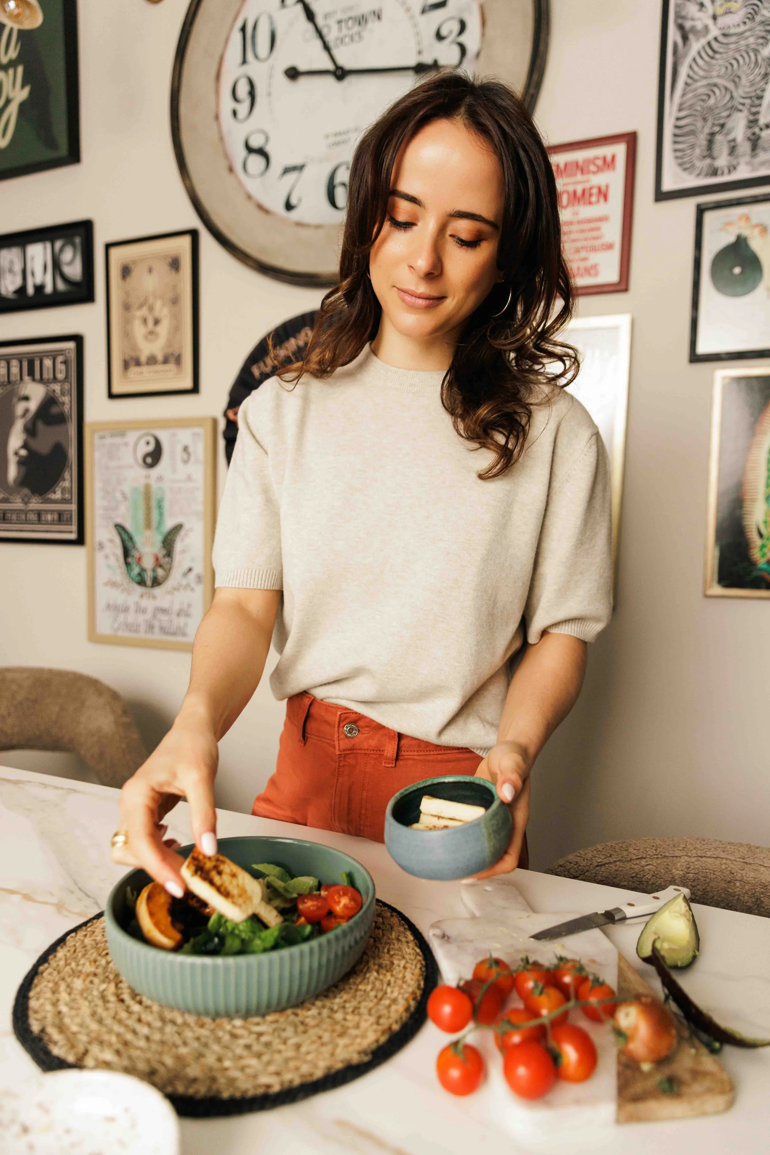 sara borg in kitchen, preparing a meal, nutritionist photoshoot