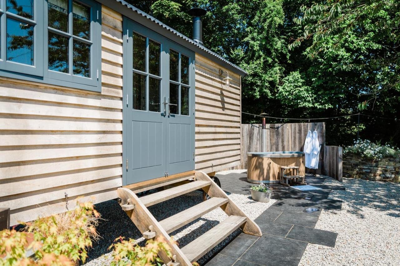 new-luxury-shepherds-hut-with-hot-tub-in-cornwall-launceston-photo-4.jpeg