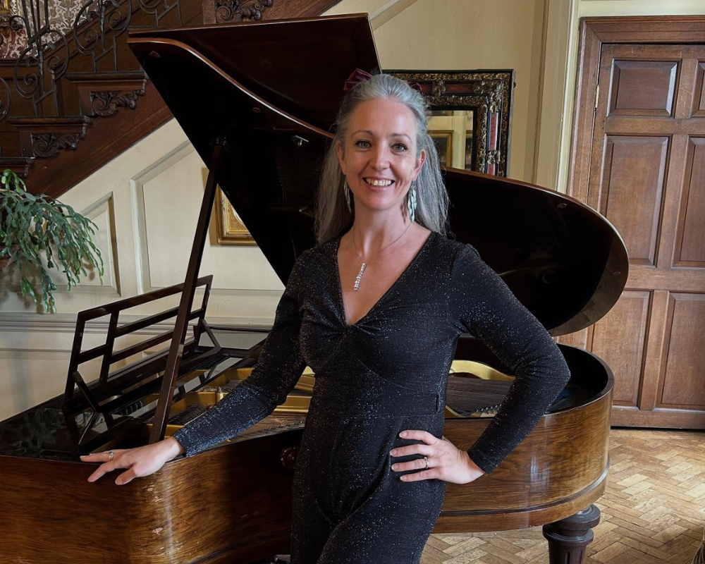 Angie Diggens - Wedding Singer and Pianist