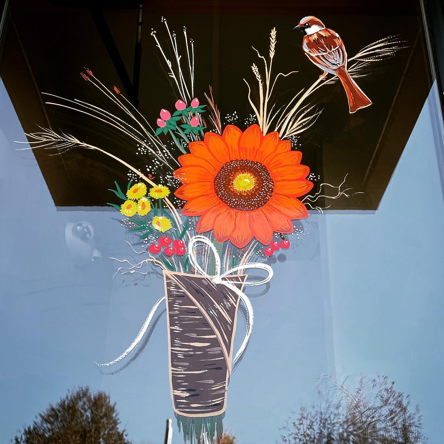 Dozens of sparrows flying around while I worked made adding a sparrow impossible to resist 🦉They&rsquo;re even nesting in the awning over the door! 🪆Autumn bouquet for Back Office Solutions&hellip; it&rsquo;s the employee door, how sweet is that?
.