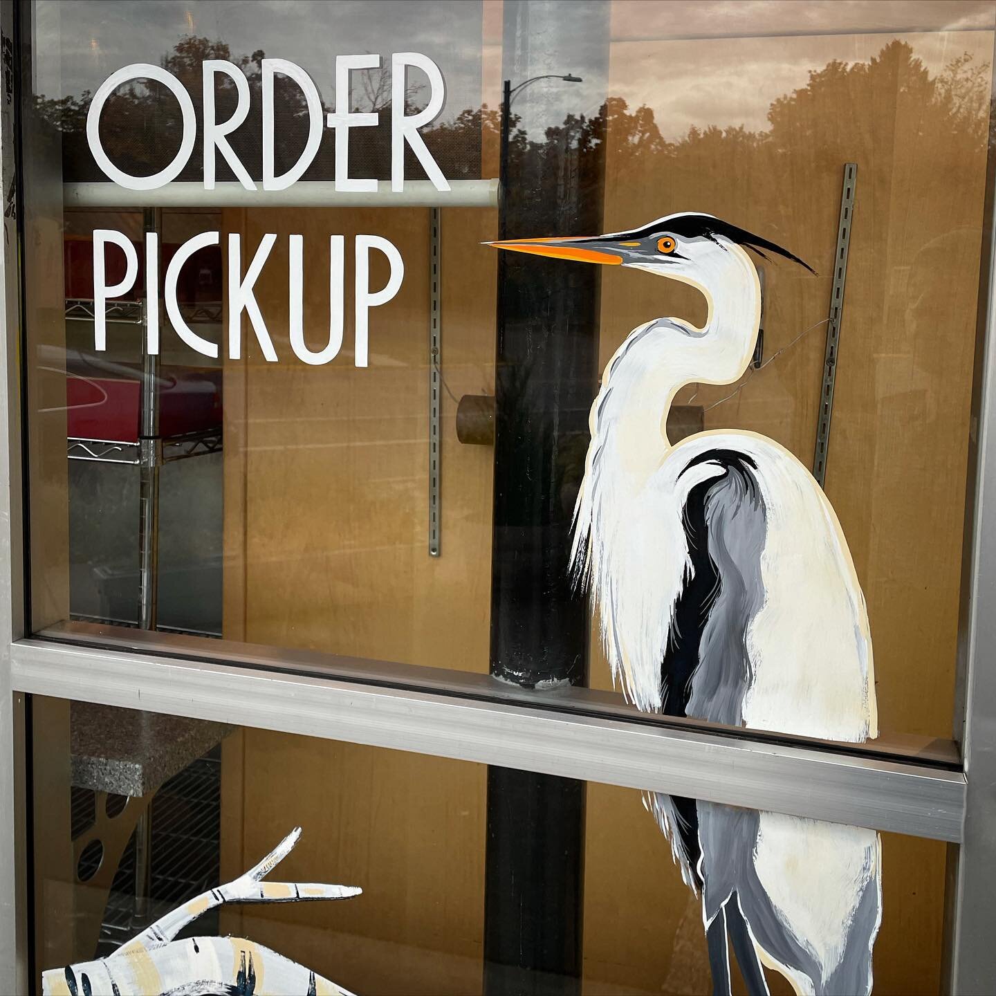 This great blue heron is first in line at @greatharvestmissoula 🥇🧁 and the pileated woodpecker looks rather impatient to be second!
.
.
.
.
#birdart #heronart #greatharvestbreadco #orderpickup #handpaintedsign #handpaintedwindow #windowartwork #win