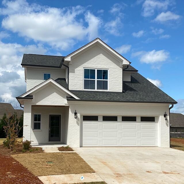 For Sale in the Highland! 3BR/2.5BA #saintbuilders #muscleshoals #highland #fieldcrest #shba #whitebrick #gray #builderschoice