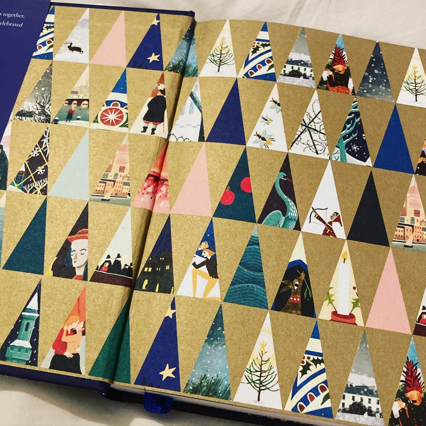 Cor get a load of the endpapers for Carol Ann Duffy&rsquo;s Christmas Poems&hellip; too early? Not feeling it at all yet, but wrapping presents for a weekend away with friends tonight and might just crack open the ginger wine&hellip;

#carolannduffy 