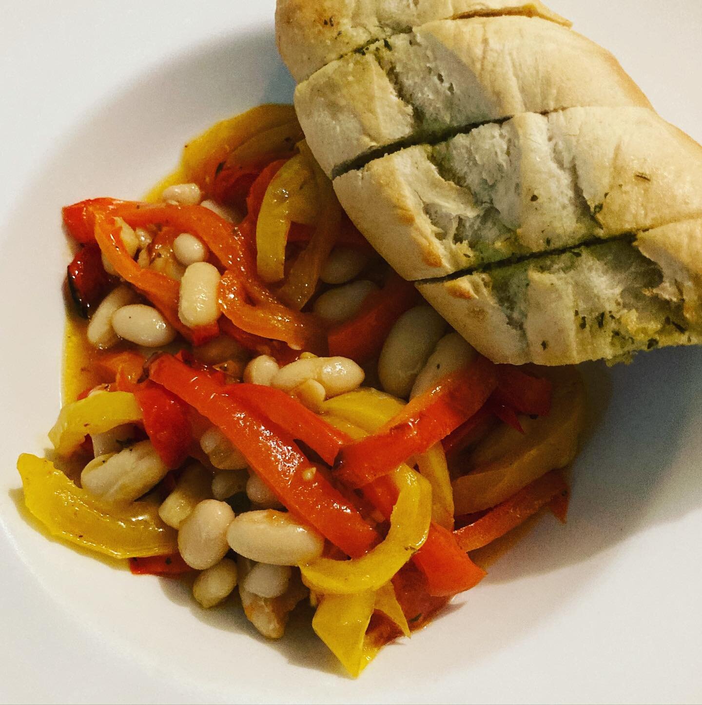 Roasted peppers and garlicky lemony beans from Roasting Tin Around the World to medicate the worst lurgy I&rsquo;ve had in years. When is bedtime please?

#veggiemeals #roastingtinaroundtheworld #veggiefood