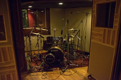 Live room裏的drum booth，有partition可自由調節空間大小
