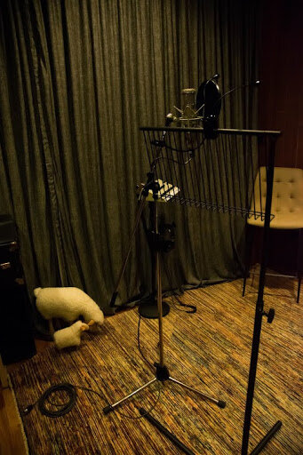 Studio B的錄音booth可track人聲和acoutic結他等；比起以前加設了地毯及窗簾，減少聲音反彈；Derek說有歌手會喜歡空間感較小的地方track vocal