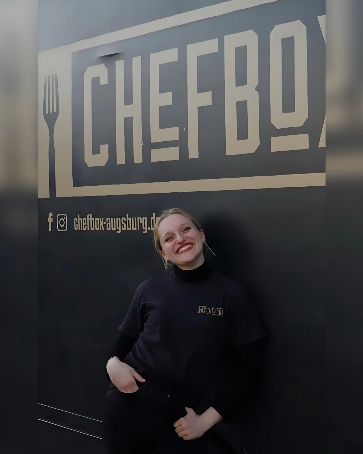 🍟 VICY &ndash; unser K&uuml;ken mit Hauptrollenpotenzial⁠
⁠
(Neue CCC - ChefBox-Content-Creator 📸😎)⁠
(Zweitl&auml;ngste im Team &ndash; aber f&uuml;r jeden Spa&szlig; die Erste!)⁠
⁠
LIEBLINGSGERICHT:⁠
Guatemala 💥⁠
⁠
SECRET KOMBI:⁠
Fritten + Kr&au