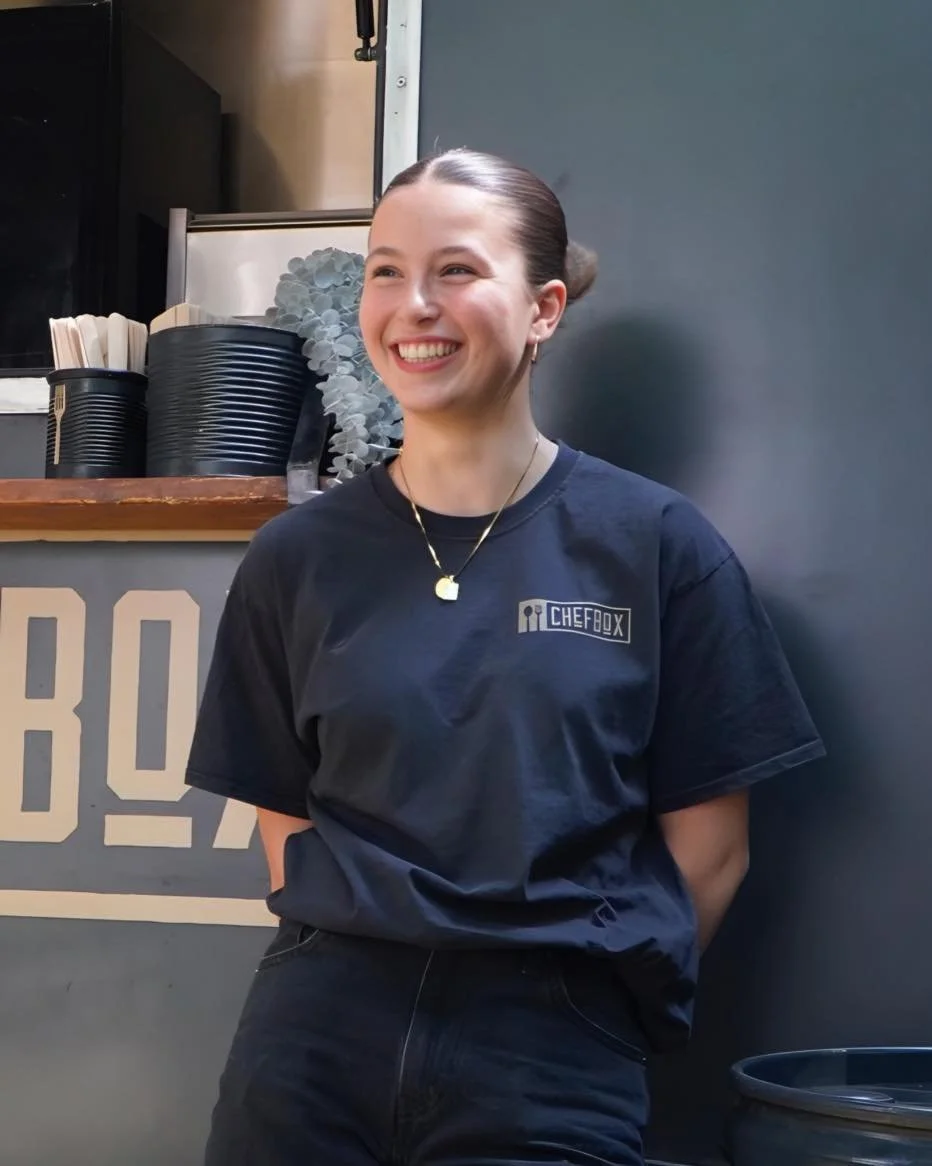 🌊 ANTHEA &ndash; unsere Roadtrip-Queen mit Dauergrinsen
(Aufgeschlossen, redselig und immer mit guter Laune am Start &ndash; mit ihr wird jede Schicht zur Feelgood-Show 💫)

🍽️ LIEBLINGSGERICHT:
Fisch mit Guacamole &ndash; klingt wild, schmeckt gen