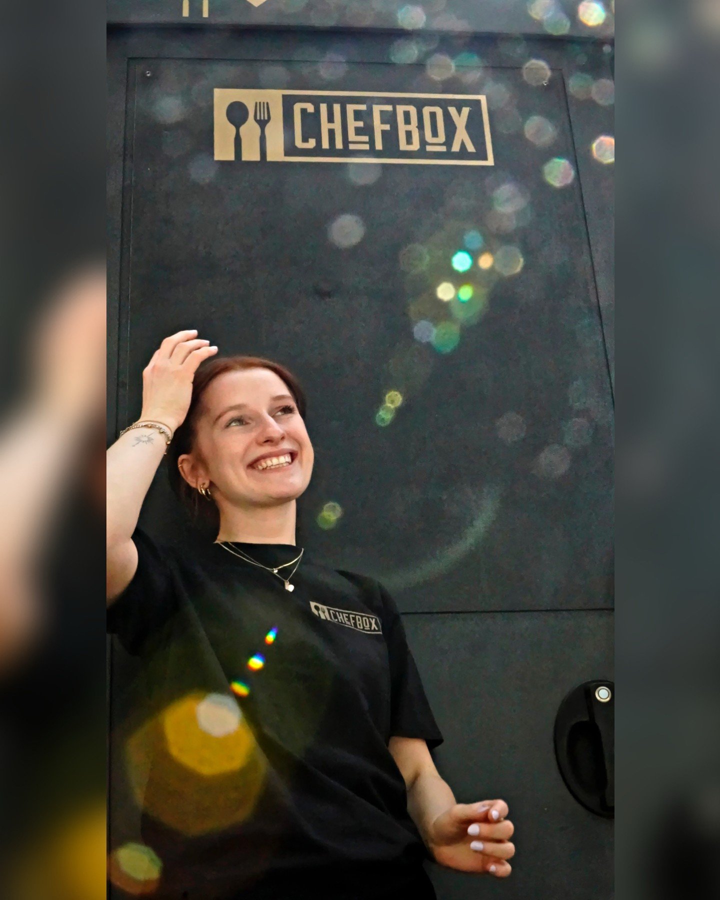 ⁠
🌶️ JULIA &ndash; unser Sriracha-Sunshine mit gro&szlig;em Herz⁠
(Offen, hilfsbereit, immer gut drauf &ndash; und lacht auch, wenn der Witz noch gar nicht vorbei ist 😄)⁠
⁠
LIEBLINGSGERICHT:⁠
Alles &ndash; Hauptsache es schwimmt in Sriracha! 🔥😋⁠
