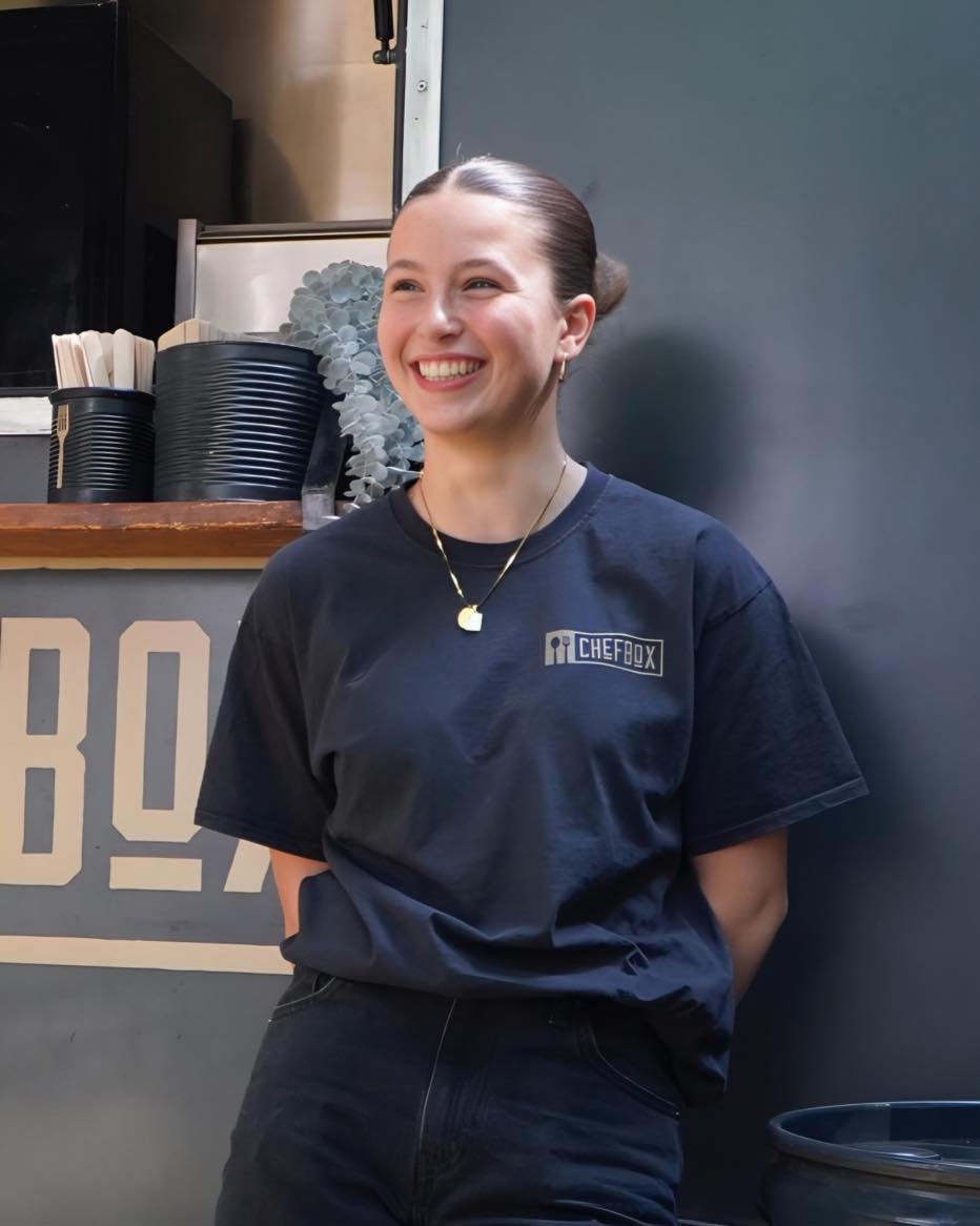 🌊 ANTHEA &ndash; unsere Roadtrip-Queen mit Dauergrinsen
(Aufgeschlossen, redselig und immer mit guter Laune am Start &ndash; mit ihr wird jede Schicht zur Feelgood-Show 💫)

🍽️ LIEBLINGSGERICHT:
Fisch mit Guacamole &ndash; klingt wild, schmeckt gen