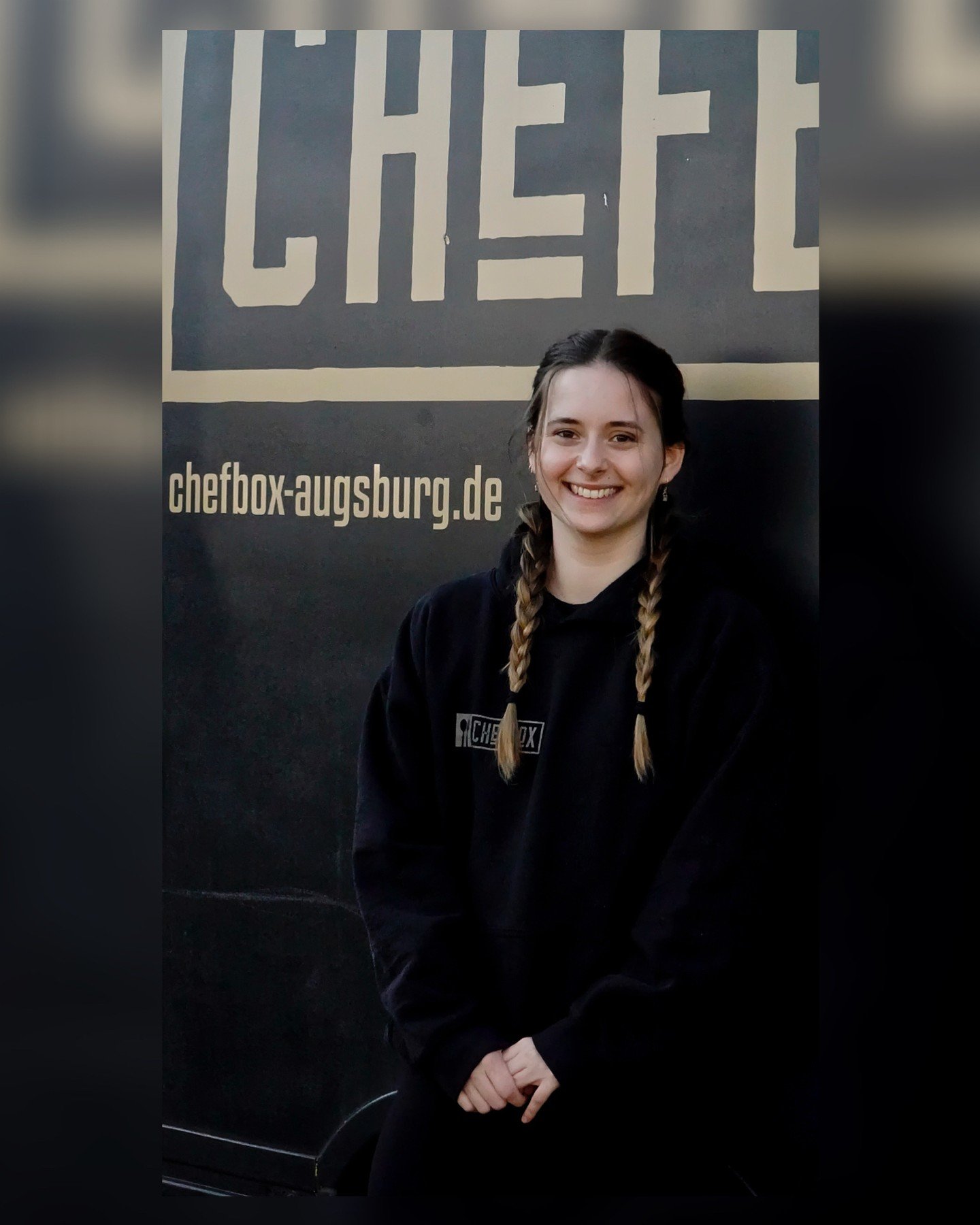 👑 THAIS &ndash; unsere Boss Lady ⁠
(Keepin&rsquo; it real &ndash; mit Style, Herz und dem perfekten Spritz in der Hand)⁠
⁠
LIEBLINGSGERICHT:⁠
Berlin vegan oder Philly &ndash; immer mit extra R&ouml;stzwiebeln, versteht sich! 🔥🧅⁠
⁠
FUN FACT &Uuml;B