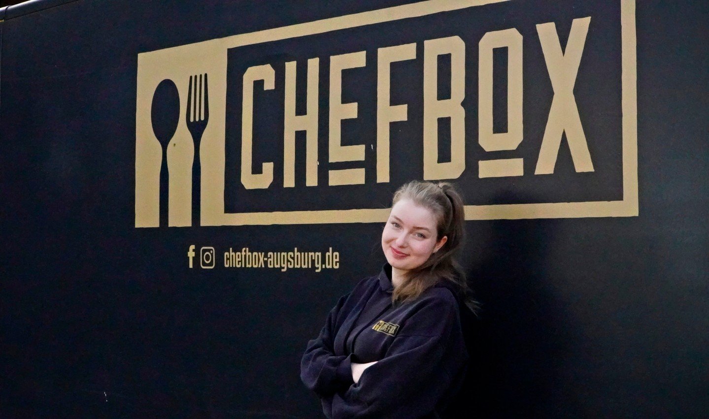 🍹 MADELEINE &ndash; unsere Aperoli-Queen mit k&uuml;hlem Kopf⁠
(Verliert nie die Nerven &ndash; au&szlig;er wenn der Aperol-Nachschub auf sich warten l&auml;sst 😄)⁠
⁠
LIEBLINGSGERICHT:⁠
Wechselt st&auml;ndig &ndash; am liebsten alles einmal durchpr