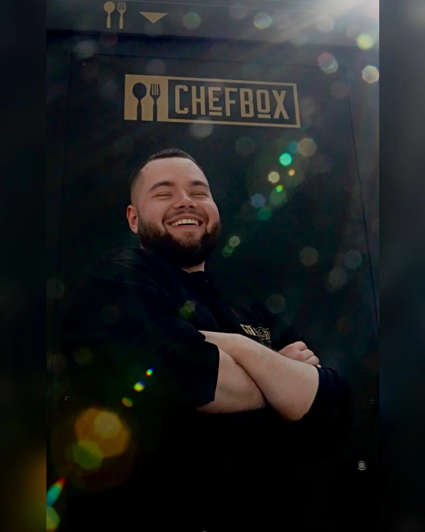 🎭 MANU &ndash; unser Spa&szlig;minister mit Gute-Laune-Garantie⁠
(7 kg mehr, aber auch 100 % mehr gute Laune &ndash; unser Comedy-Talent auf Tour)⁠
⁠
LIEBLINGSGERICHT:⁠
Alles schmeckt geil. Mumbai zum Beispiel.⁠
(Nein, ich werde nicht gezwungen, das