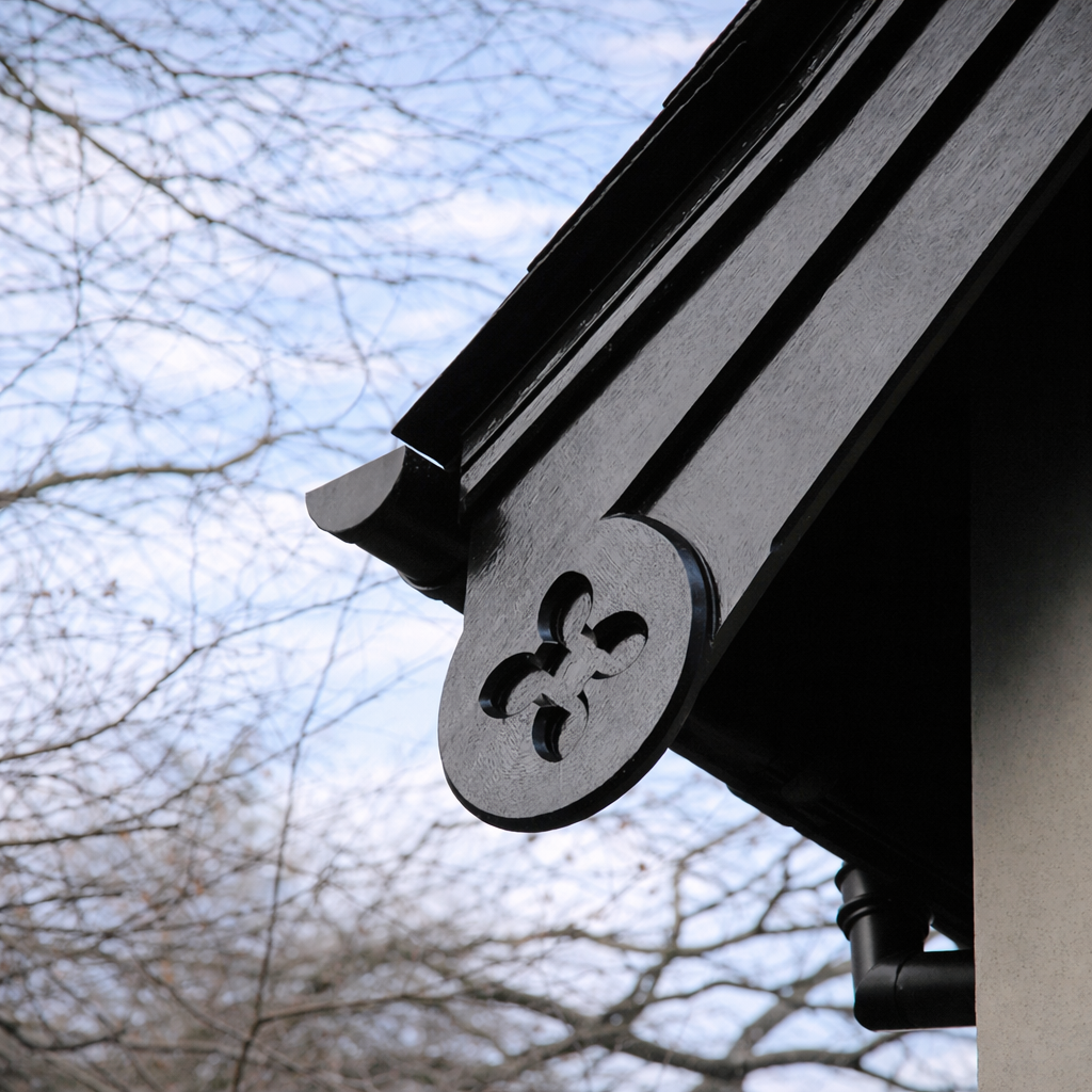 Salters-eave with fleur-de-lis detail.png