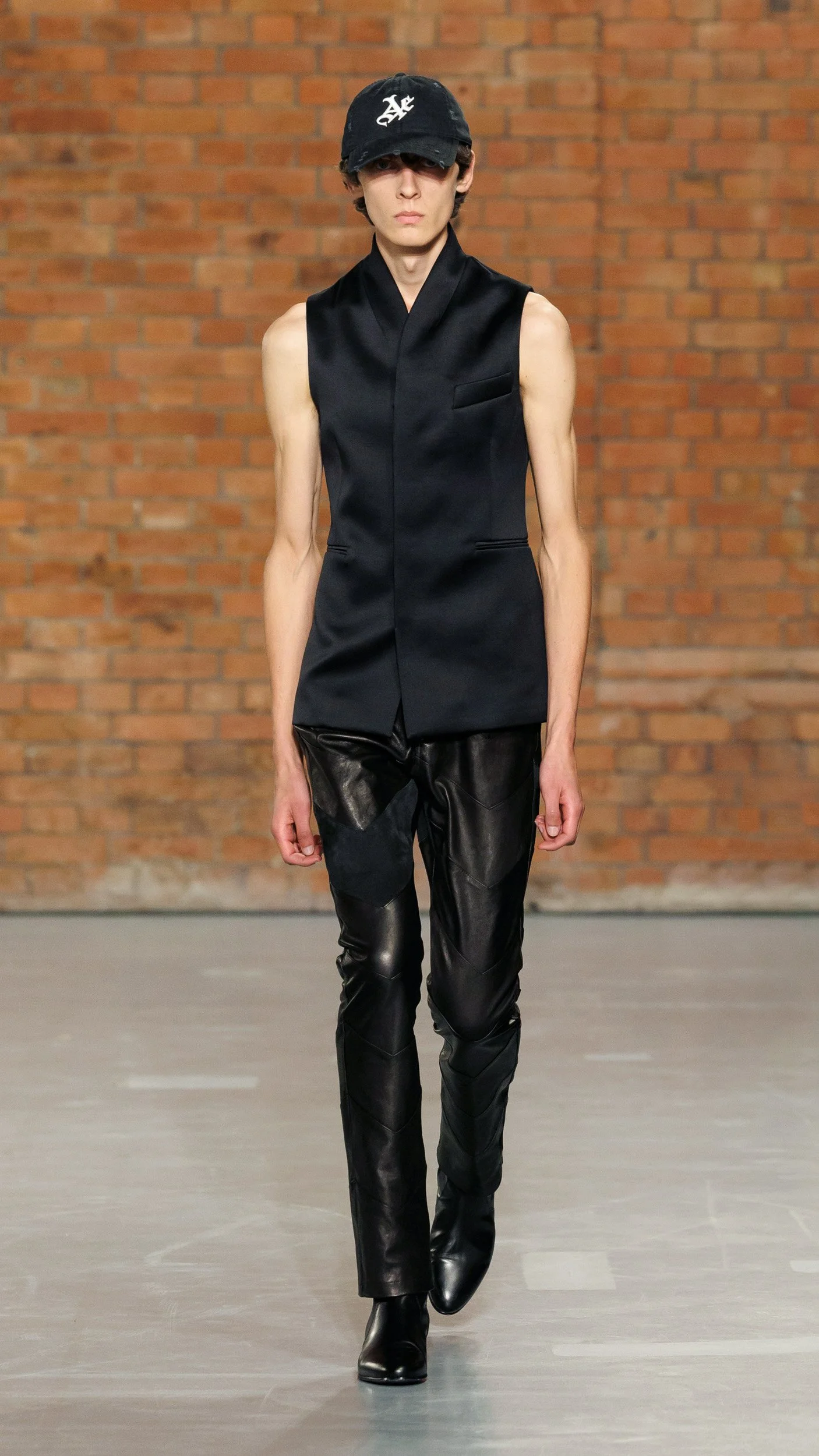 Aaron_Esh_SS25_runway_stories_look01.jpg