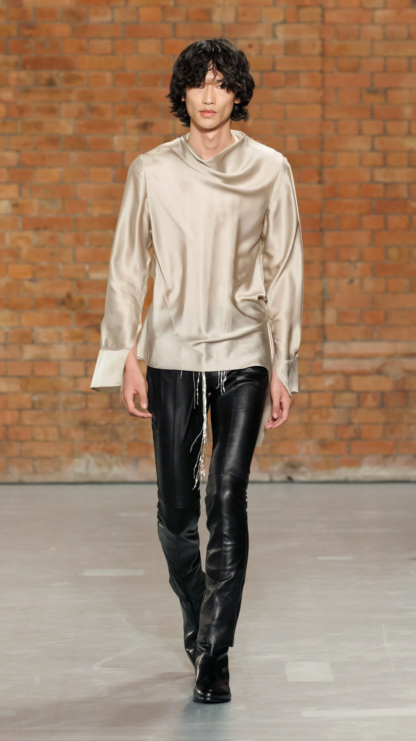 Aaron_Esh_SS25_runway_stories_look06.jpg