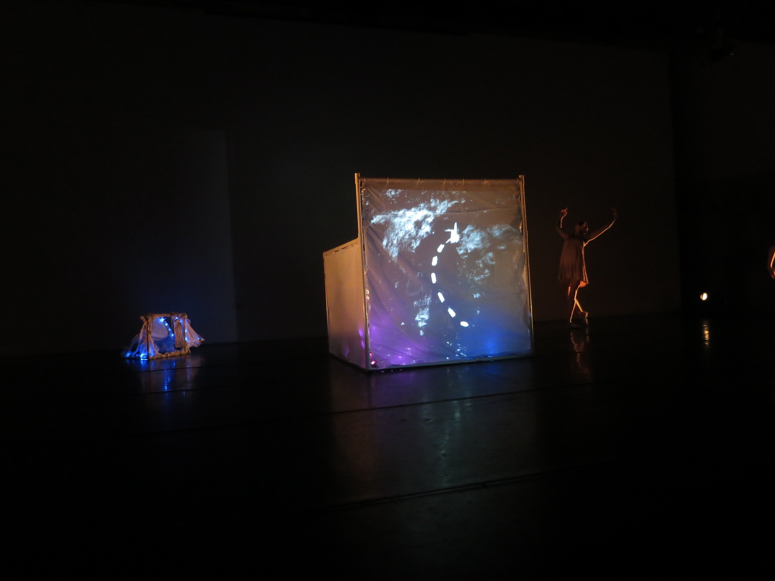  ”Currents” by choreographer Kristin Draucker in collaboration with visual artist Kara Daving 