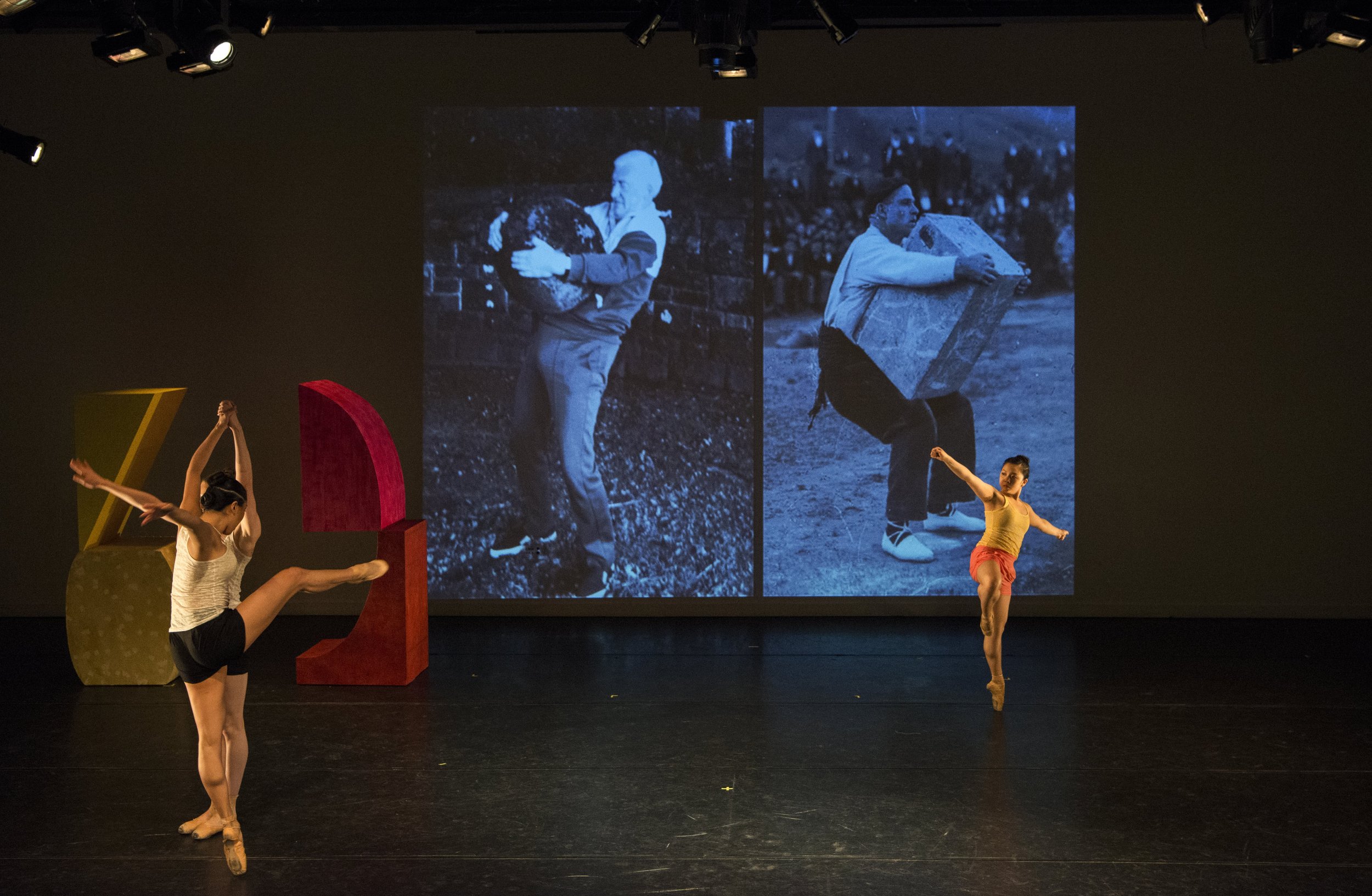  ”Immovable” by choreographer Julia K. Gleich in collaboration with visual artist Rachel Beach 