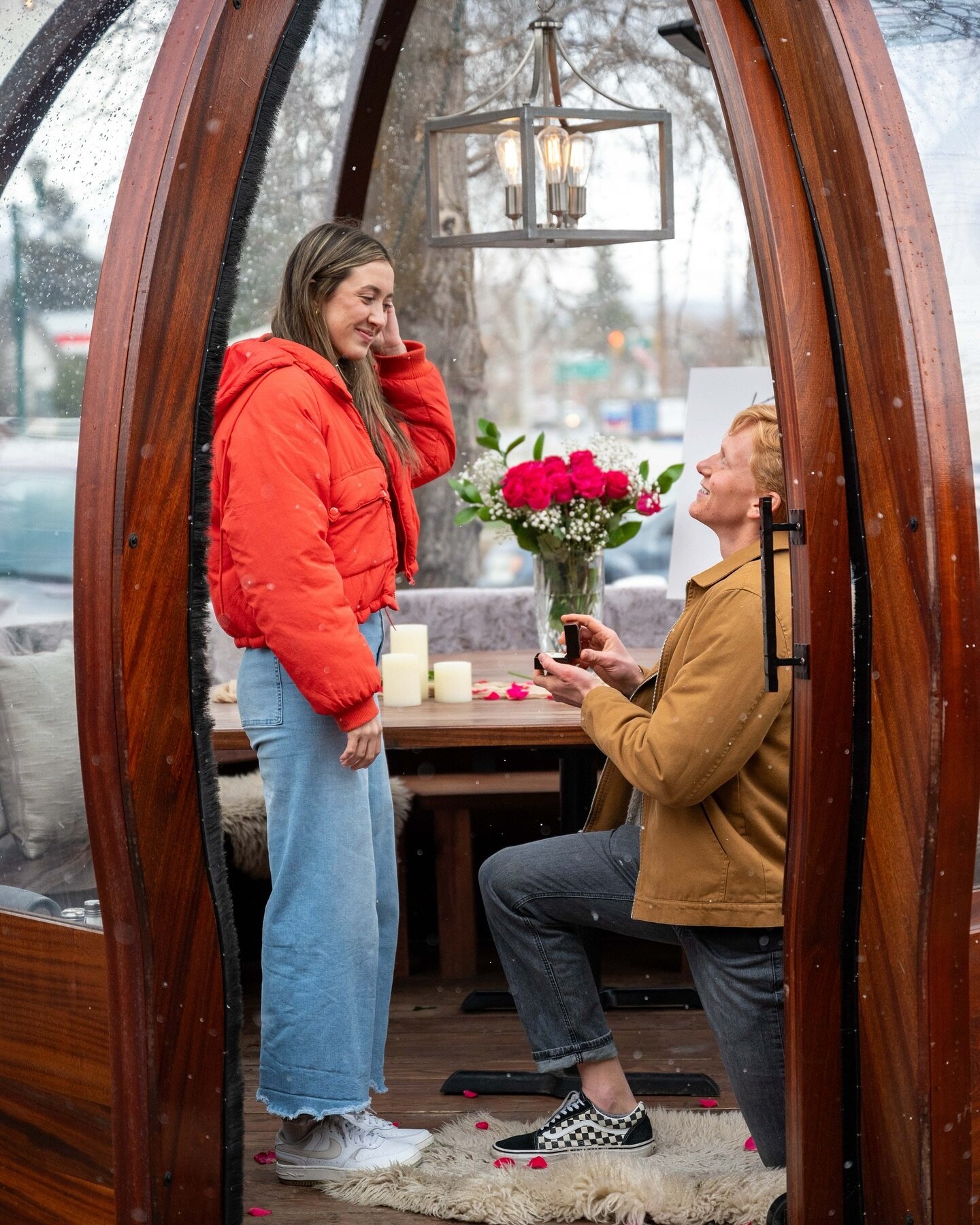 A moment of a lifetime. ✨

Thanks for sharing your special day with us, @katiektjohnson &amp; @_taylor.wood 🥰

#alpenglobe #cafegalleria #midwayutah #congratulations!