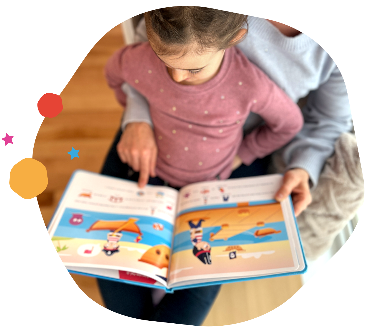 Une fille lit un livre et montre une image sur une page.