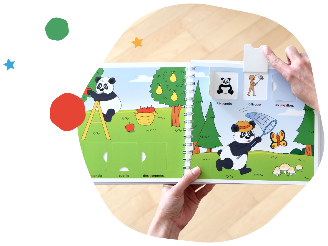 Page d'un livre pour enfants avec des illustrations de pandas dans une forêt. Un panda cueillant des pommes dans un arbre, un autre portant un filet pour attraper un papillon, et un troisième au sommet d'une échelle. La page comporte aussi des images de pandas avec des mots en français.