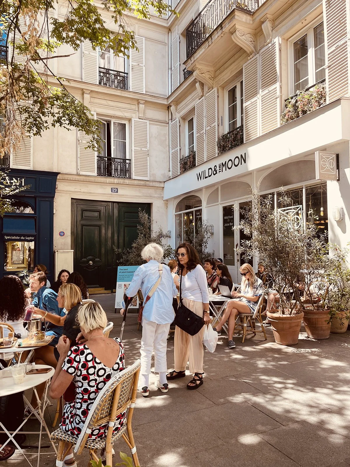 Mensen op terras bij Wild and the Moon Parijs